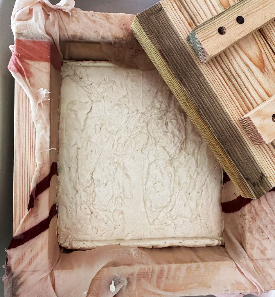 tofu fait maison dans sa presse